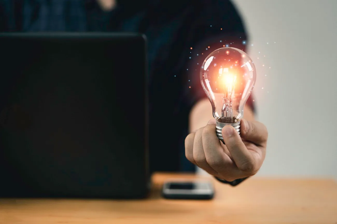 Tela de computador exibindo painel digital com dados e gráficos