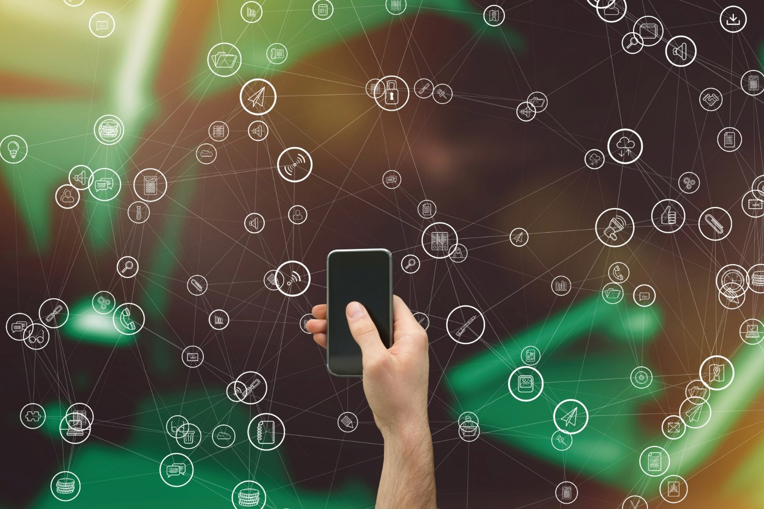 Mão segurando smartphone cercado por ícones representando conectividade e digitalização de processos