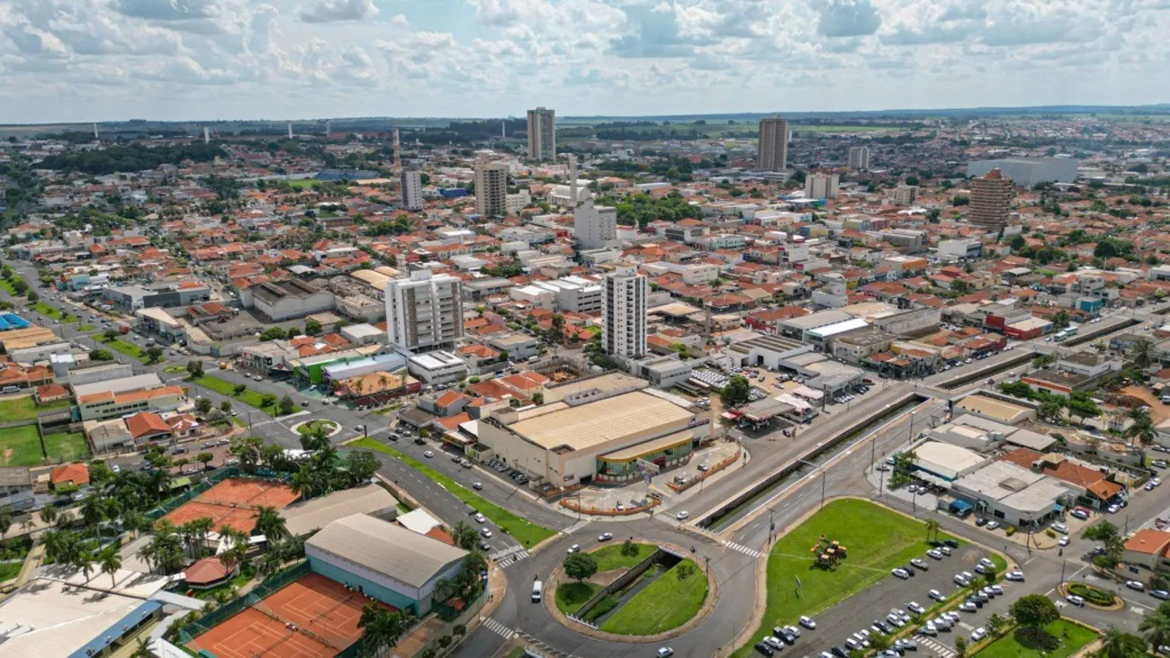 Vista aérea de uma cidade brasileira com prédios públicos