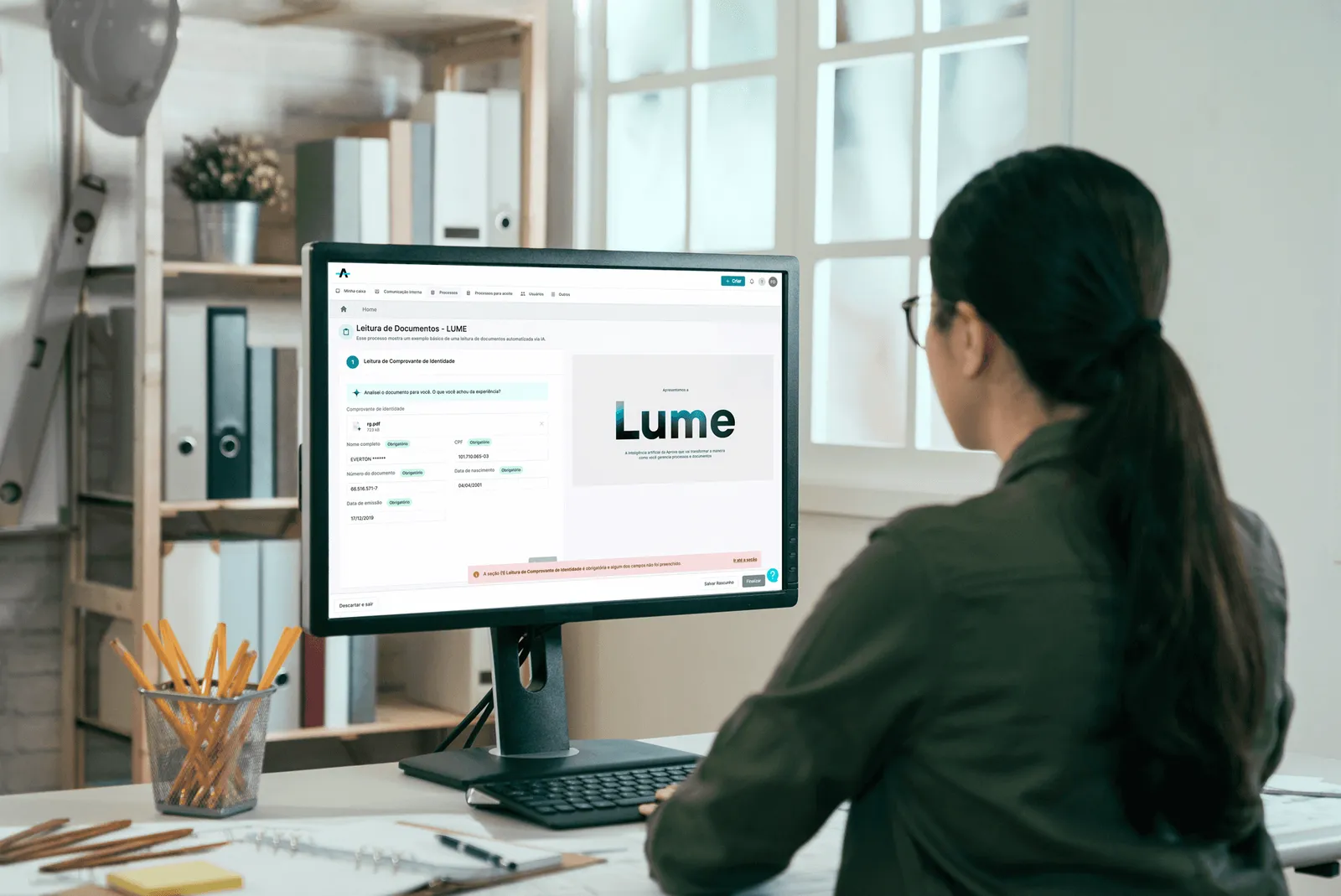 Mãos digitando em notebook com interface de sistema moderno