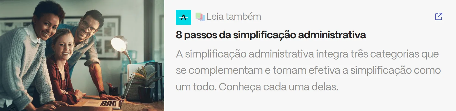 Três servidores públicos sorrindo em frente a um notebook, ilustrando artigo sobre simplificação administrativa e eficiência na gestão pública