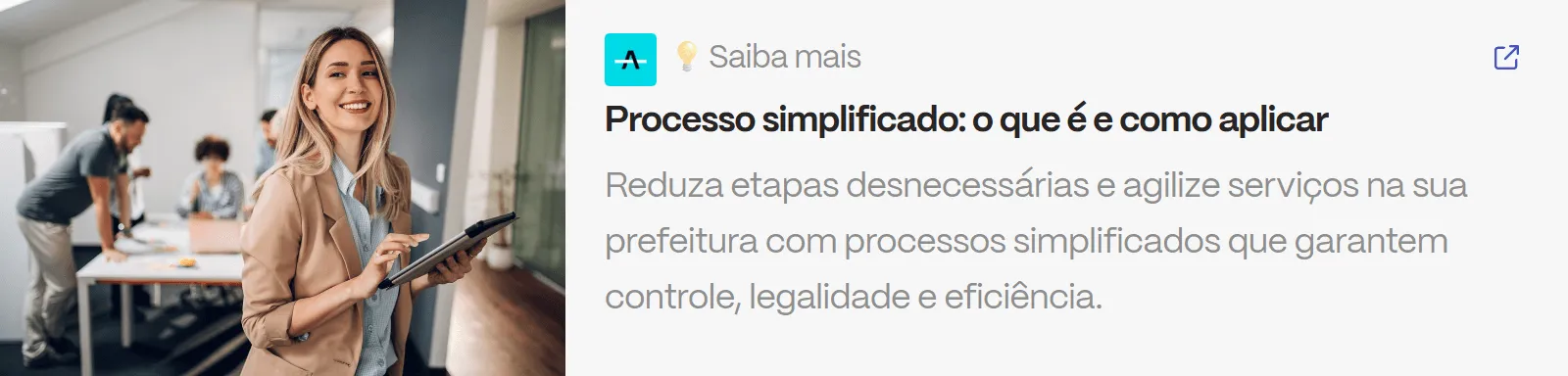 Servidora pública segurando um tablet em escritório, representando a aplicação de processos simplificados em prefeituras.