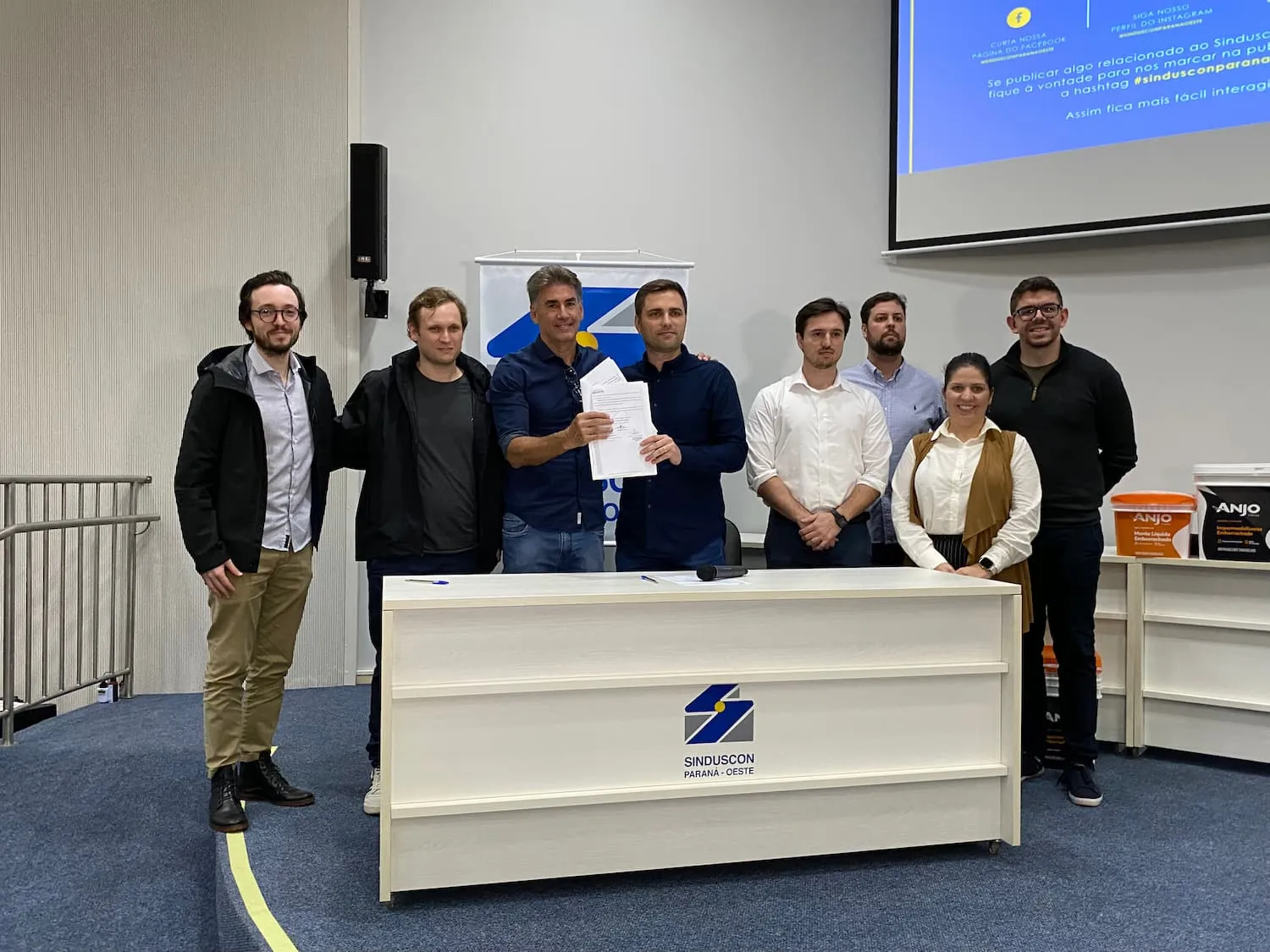 Equipe da prefeitura recebendo um prêmio em cerimônia