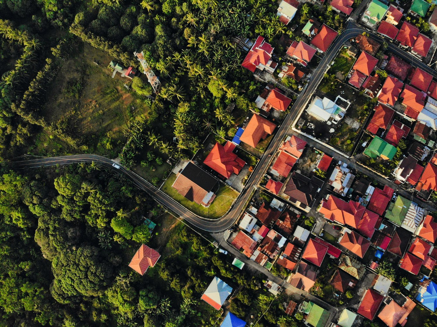 Vista aérea de bairro residencial mostrando lotes, telhados e malha viária