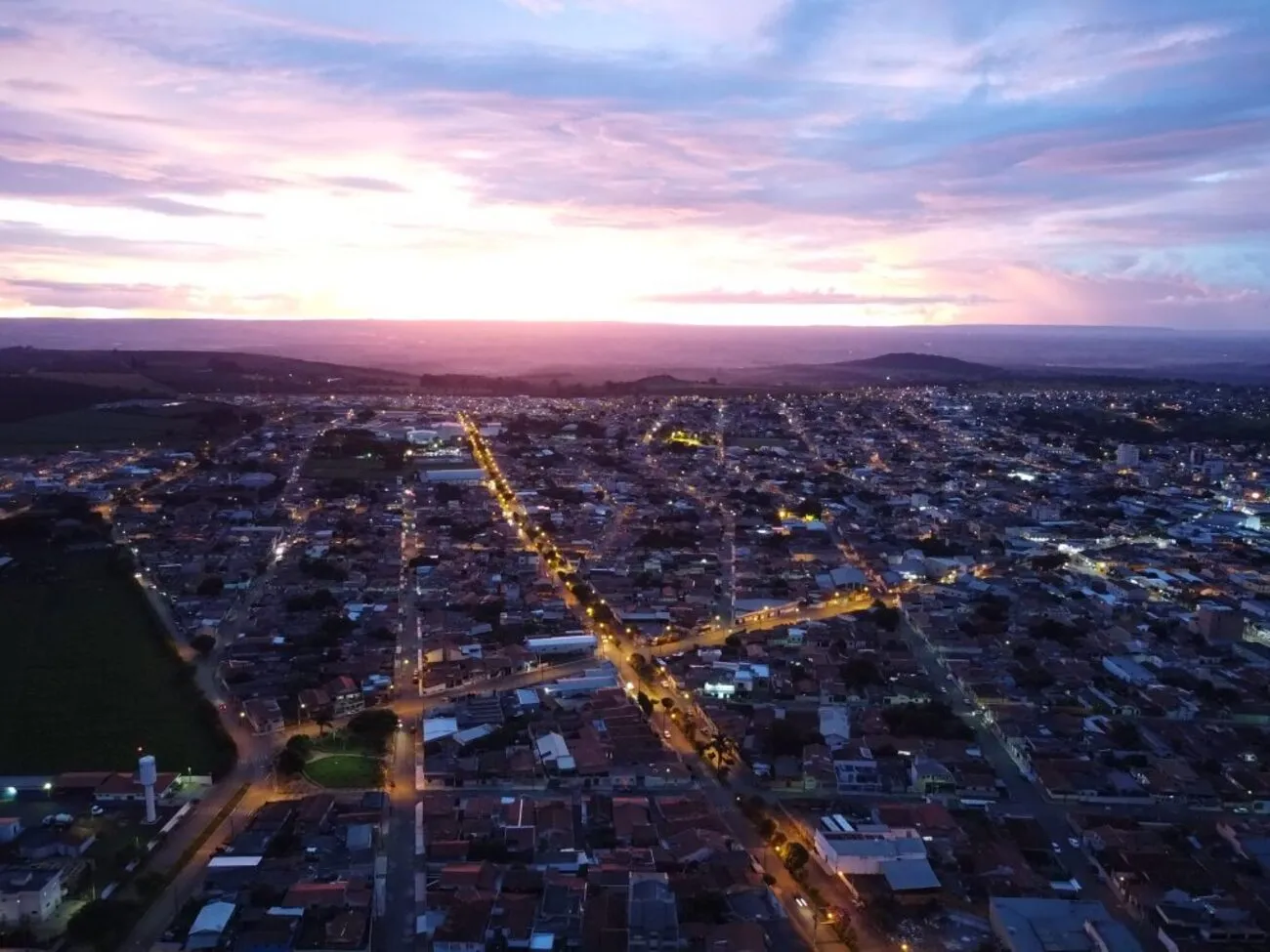 Praça pública movimentada em uma cidade brasileira
