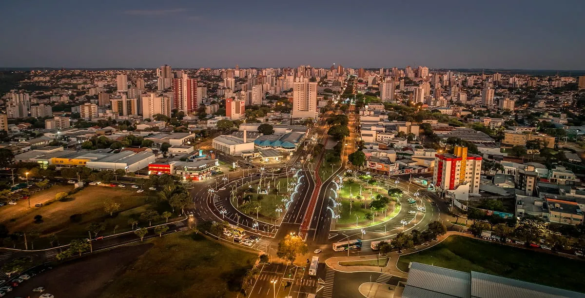 Servidores públicos sorrindo em frente a um prédio da prefeitura