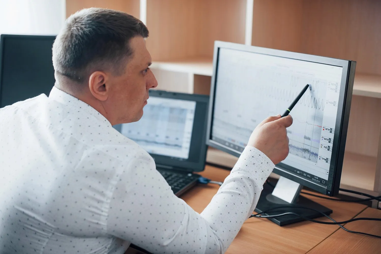 Servidor público analisando fluxo de celeridade processual em sistema digital.