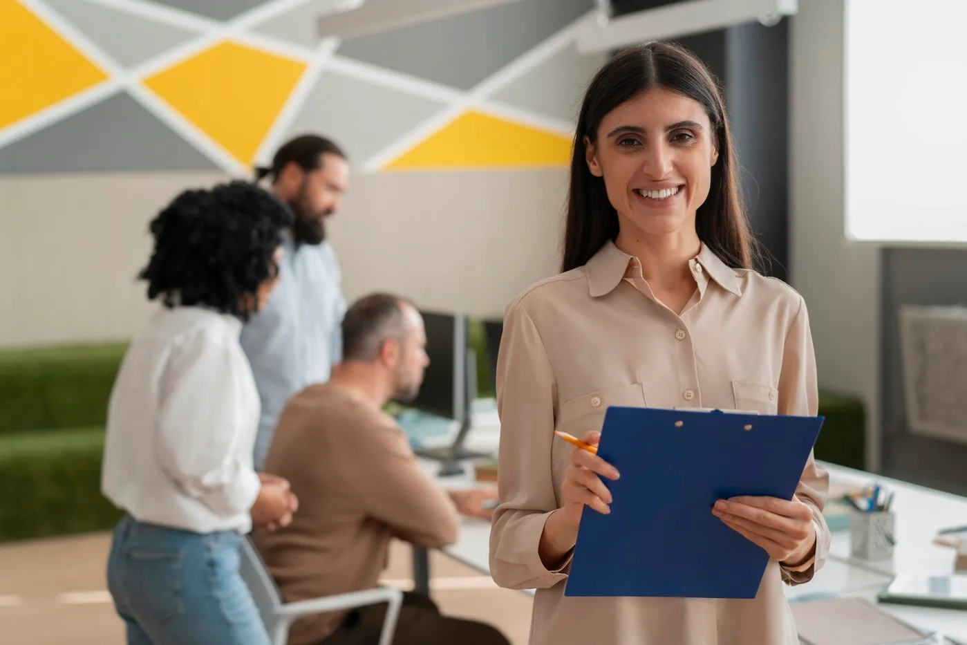 Empresária sorrindo em escritório, representando empreendedores que consultam o CNAE para abrir empresa