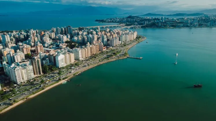 Vista aérea de uma cidade brasileira com prédios públicos