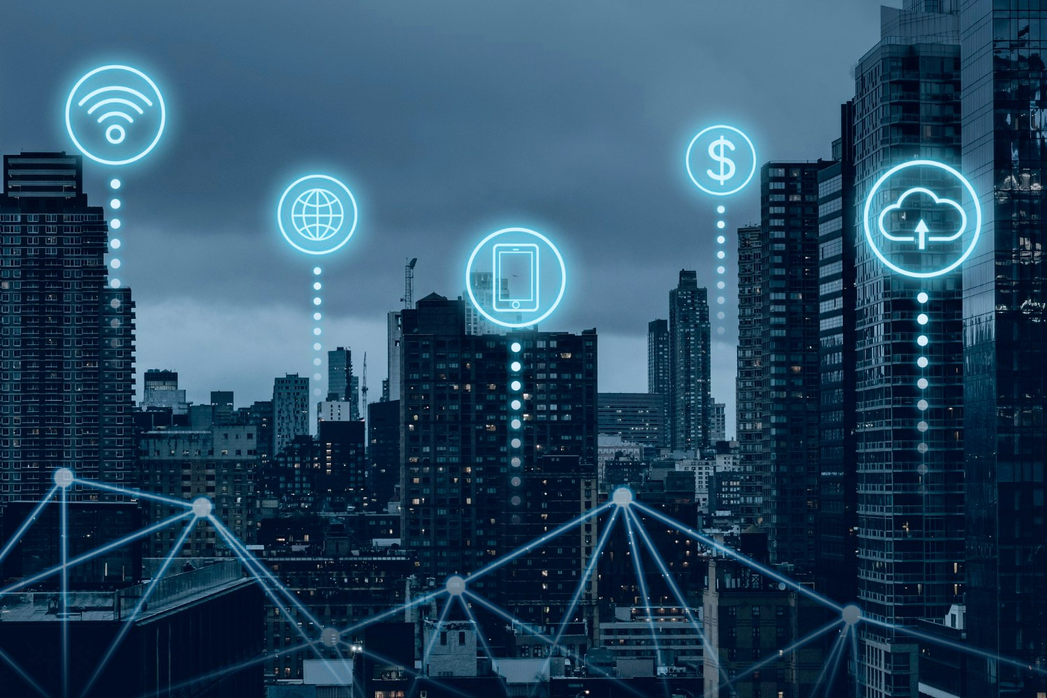 Skyline urbano à noite com ícones de conectividade e tecnologia sobrepostos, representando cidade inteligente