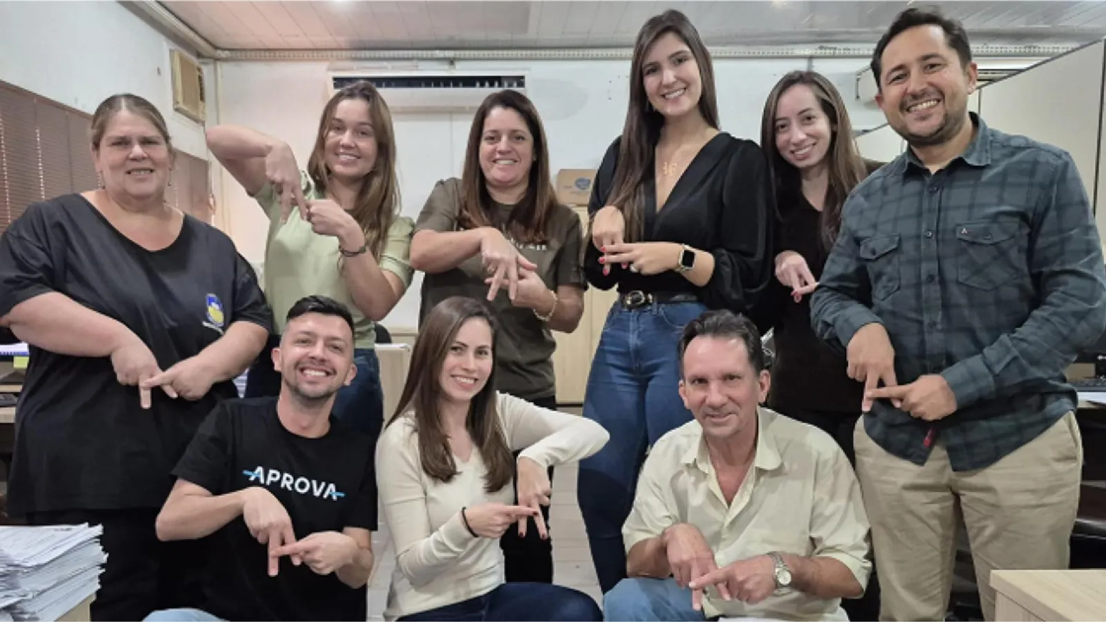 Fachada de uma prefeitura em dia ensolarado