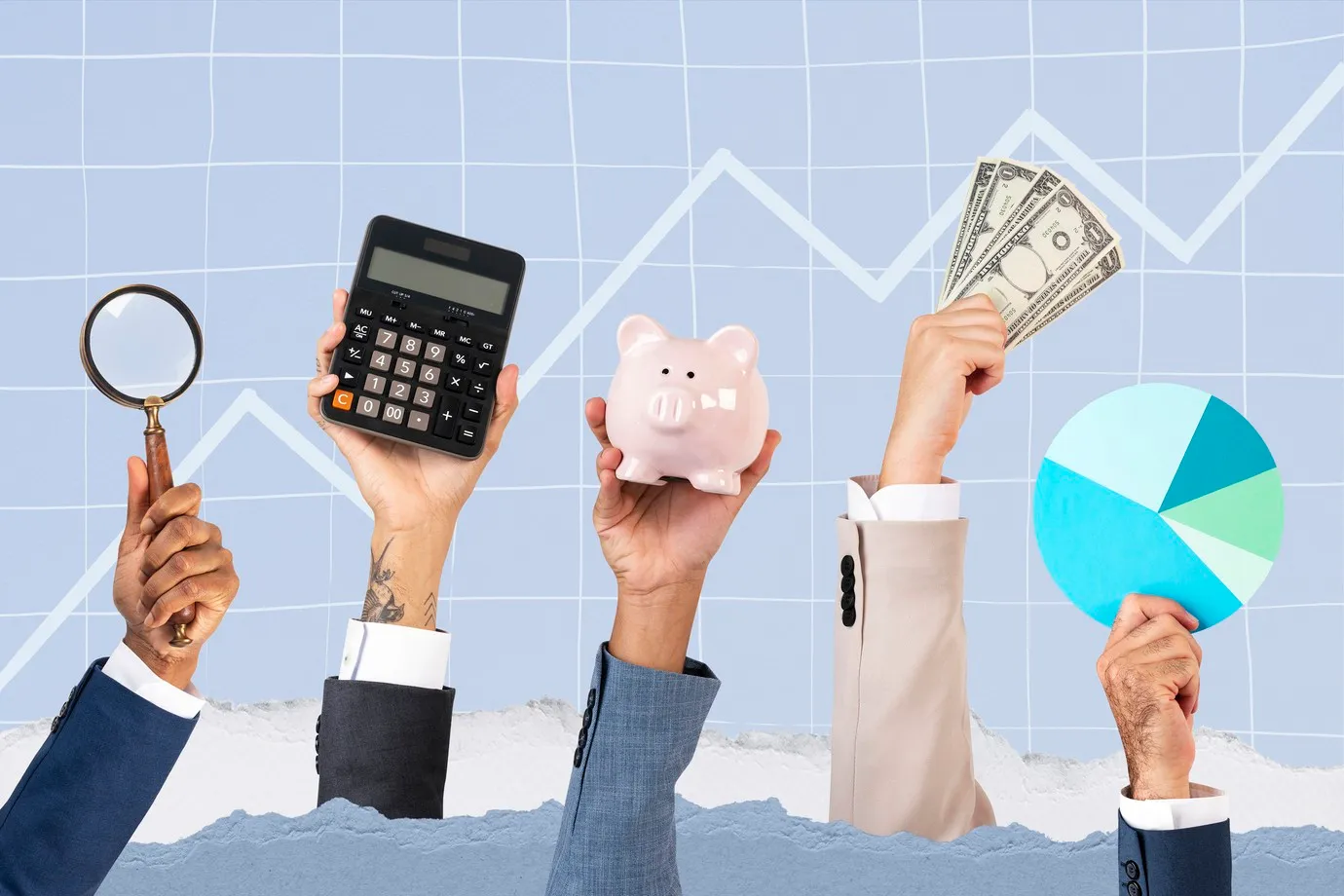 Mãos levantadas segurando lupa, calculadora, cofre em formato de porquinho, notas de dinheiro e gráfico em pizza, simbolizando economia de recursos e gestão financeira eficiente na administração pública.”