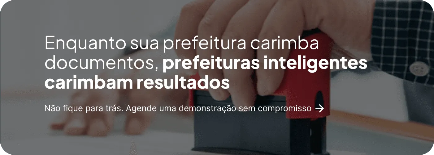 Mão segurando carimbo sobre documentos, com a frase ‘Prefeituras inteligentes carimbam resultados’, simbolizando a automação e a eficiência administrativa.