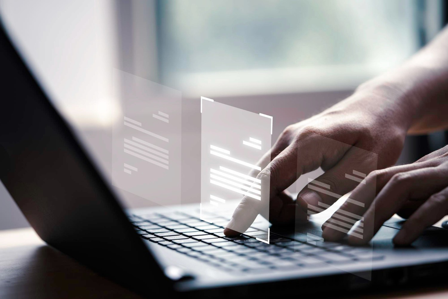 Mãos digitando em notebook com projeção holográfica de documento sobreposta