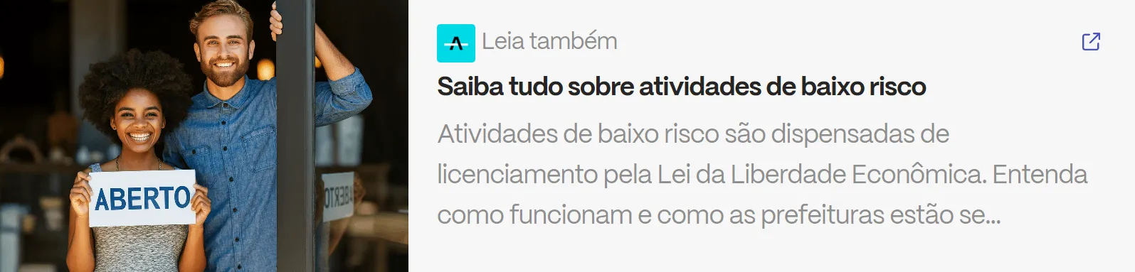 Empreendedores sorrindo na porta de uma loja com placa ‘Aberto’ – ilustração de atividades de baixo risco dispensadas de licenciamento.