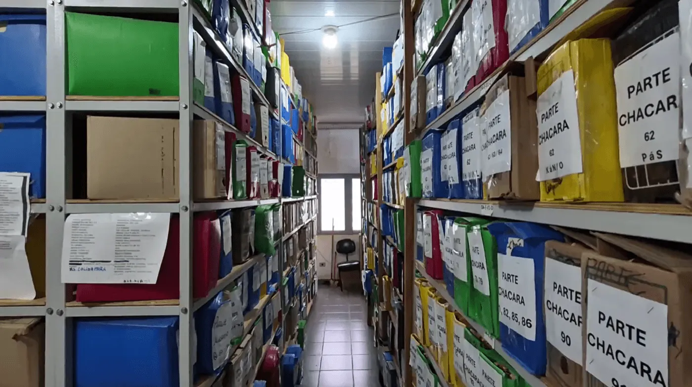 Equipe reunida em torno de uma mesa revisando documentos de gestão