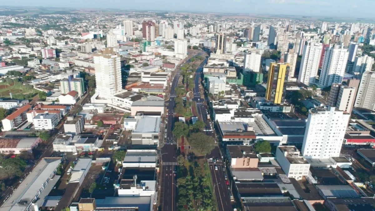 Equipe da prefeitura recebendo um prêmio em cerimônia