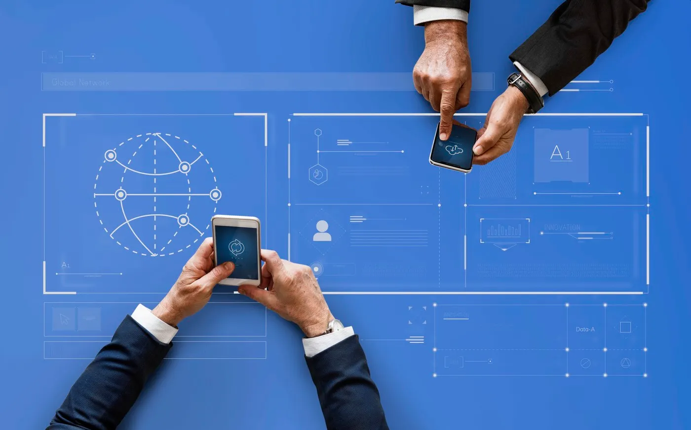 Executivos utilizando smartphones conectados a uma rede digital em fundo azul, simbolizando governo digital e transformação tecnológica.