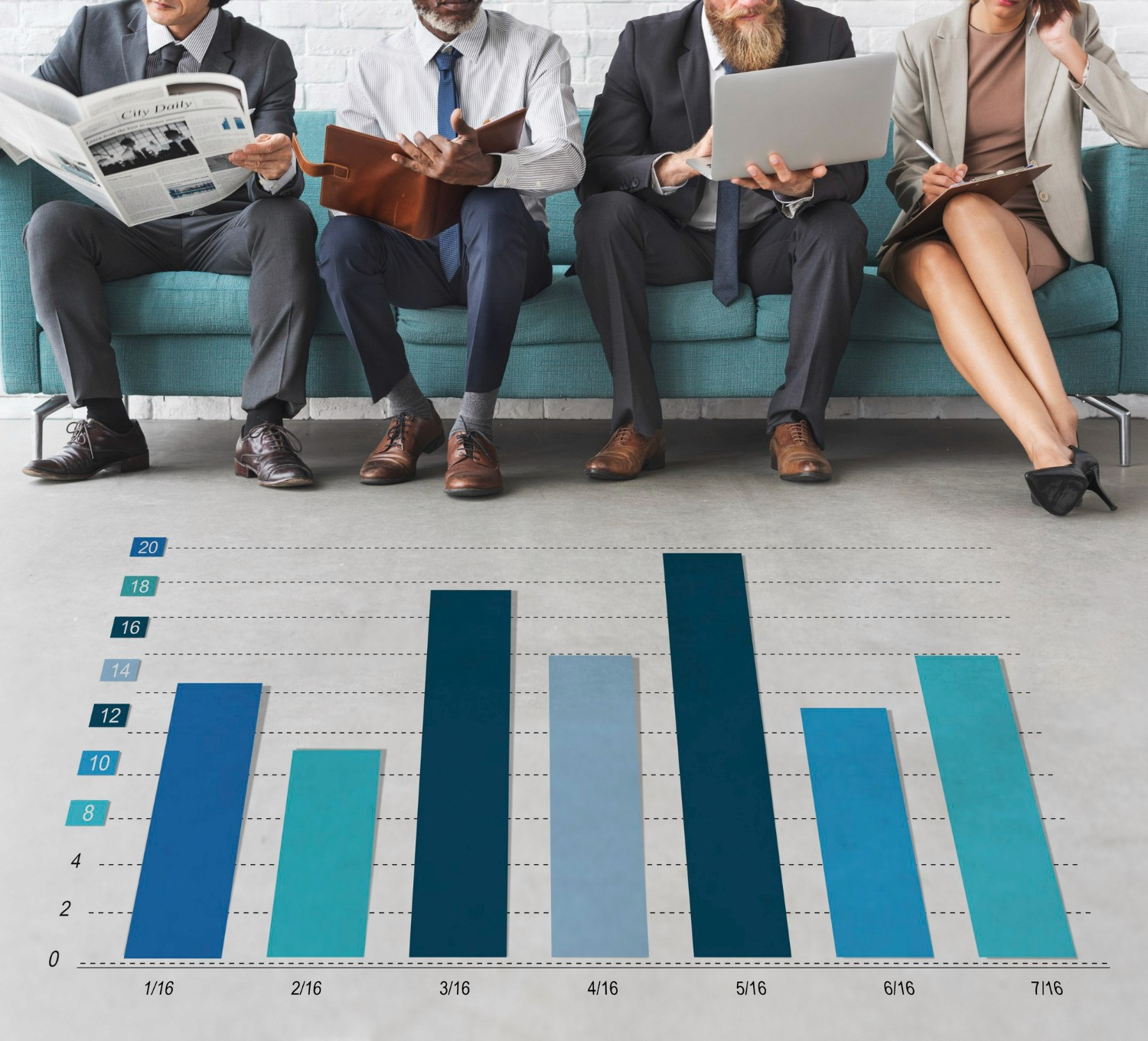 Profissional sentado em sofá procurando emprego, com gráfico representando a taxa de desemprego