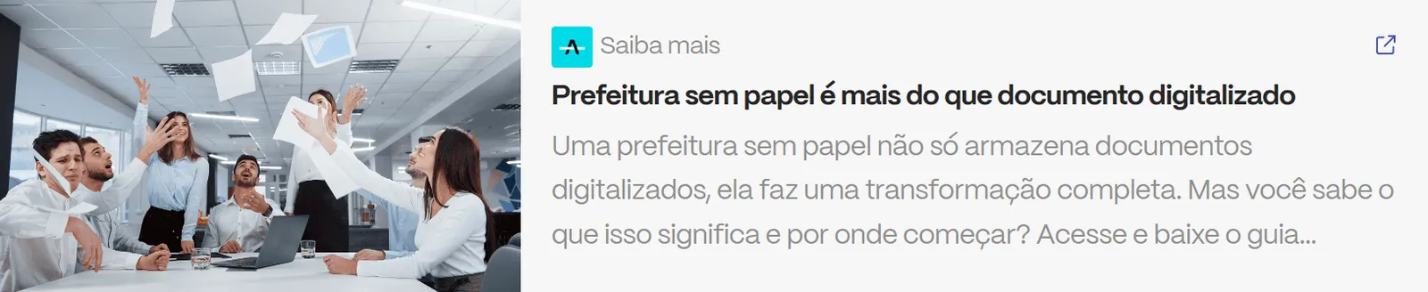 Servidores públicos comemorando o fim do uso de papel após a digitalização completa dos processos municipais.
