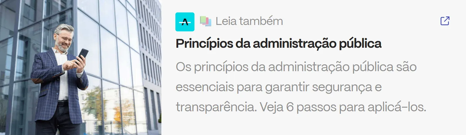 Gestor público analisa informações no celular em frente a prédio institucional, simbolizando transparência e eficiência administrativa.