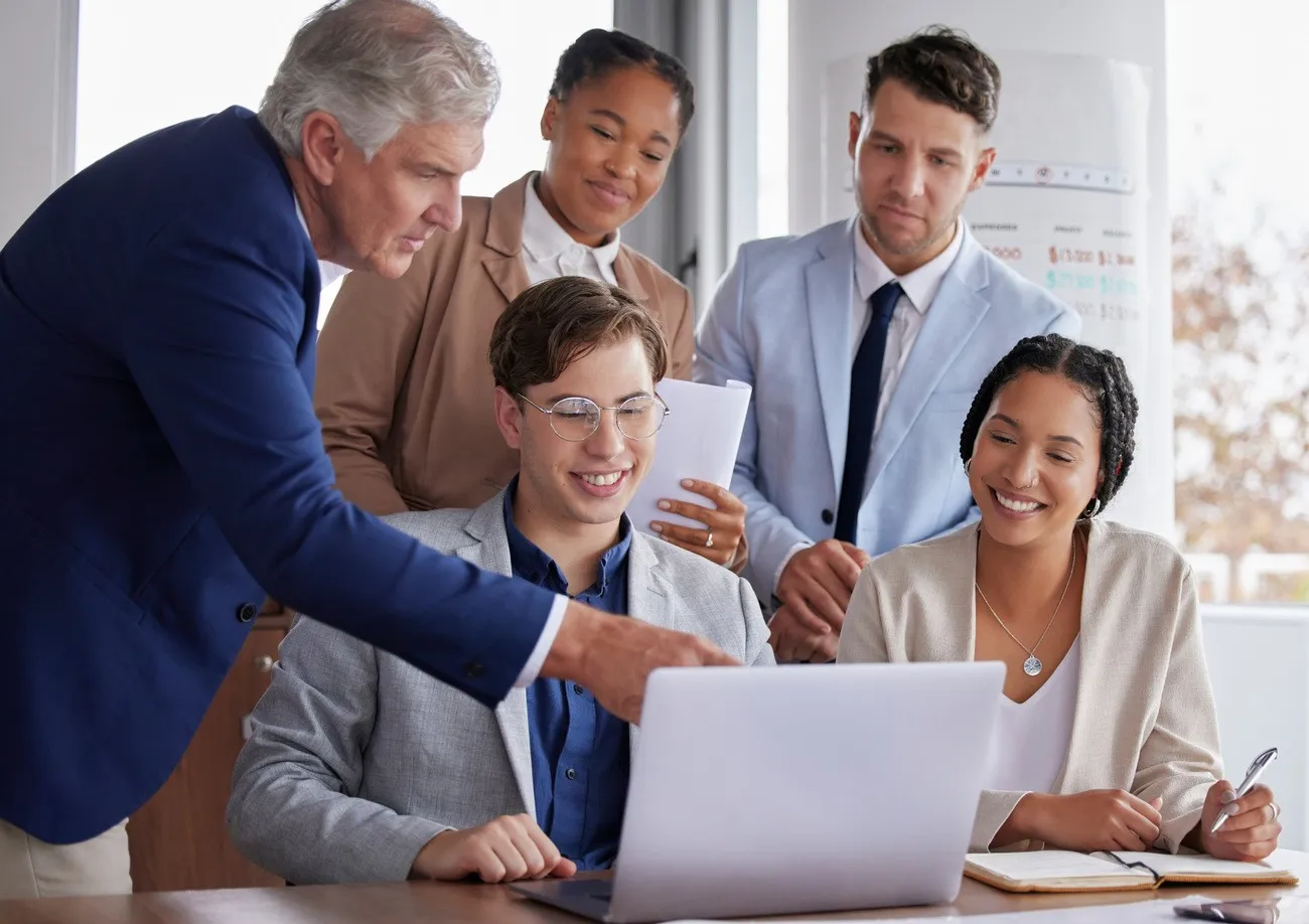 Grupo de gestores públicos em reunião analisando proposta de atualização da Lei Orgânica do Município com uso de tecnologia.
