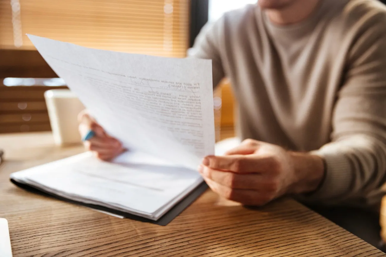 Pilha de documentos jurídicos e óculos sobre uma mesa