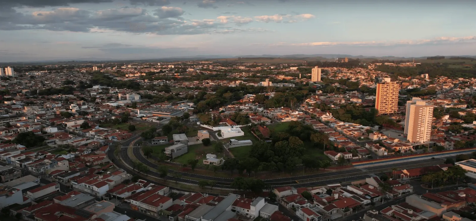 Vista aérea de uma cidade brasileira com prédios públicos