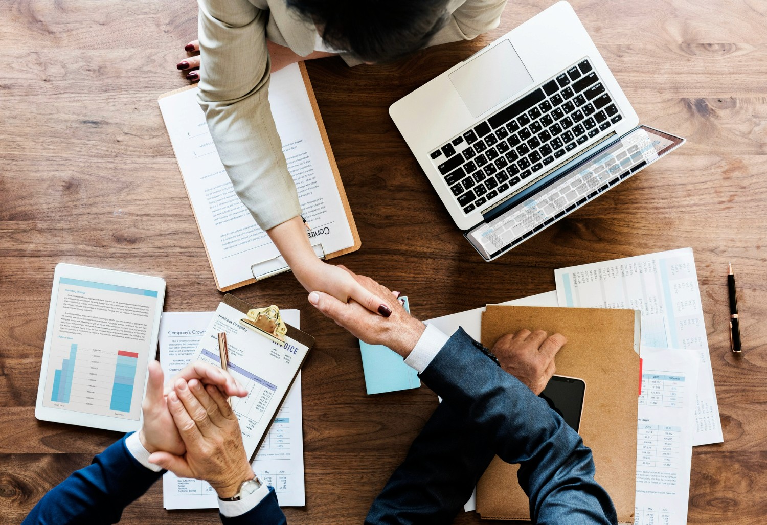 Servidor público analisando contrato de licitação