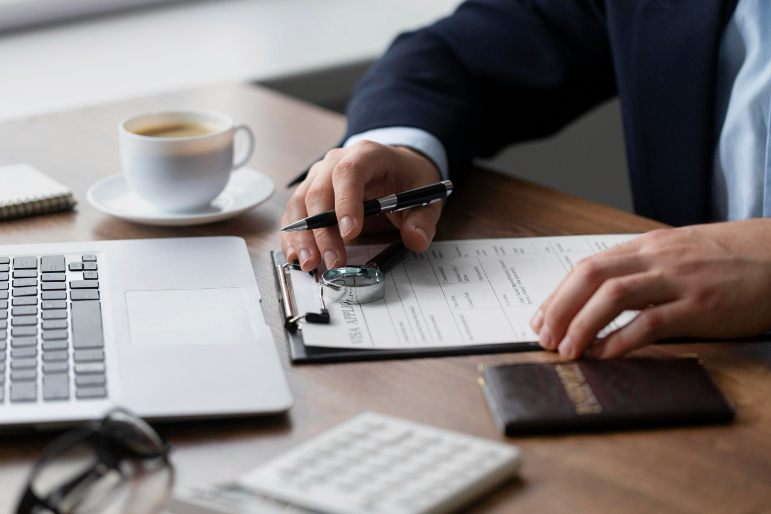 Servidor público analisando contrato de licitação