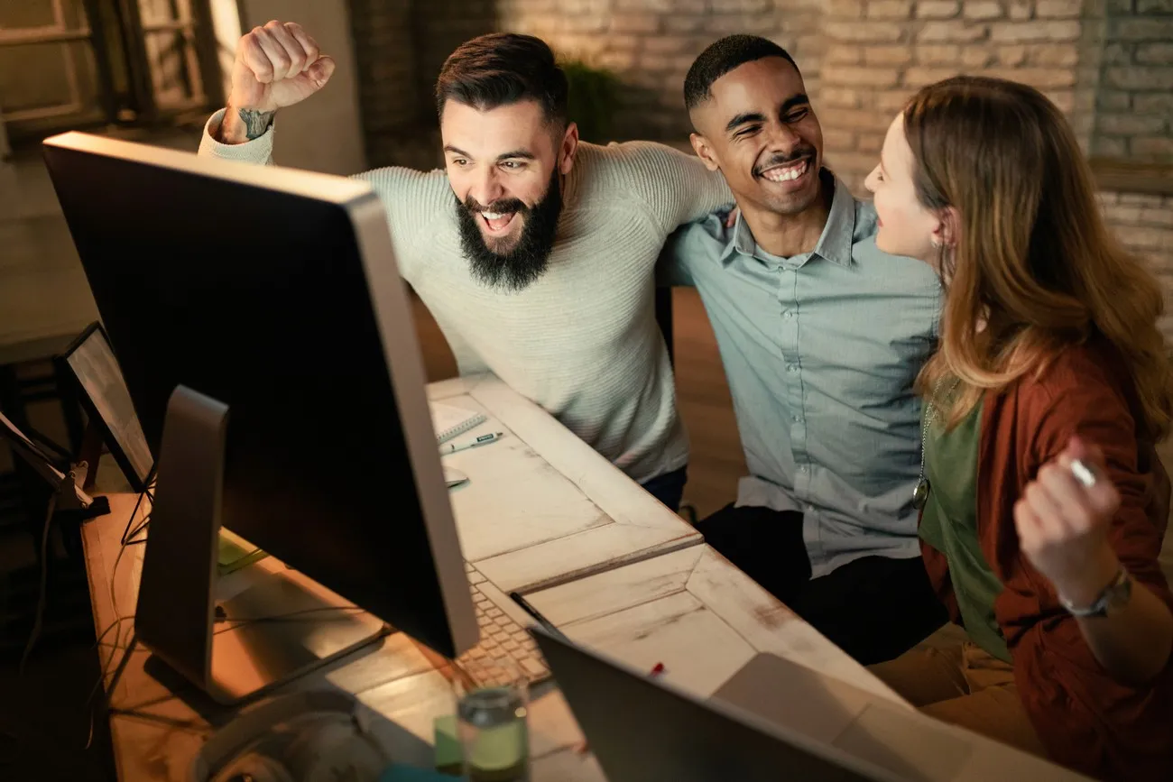 Tela de computador exibindo painel digital com dados e gráficos