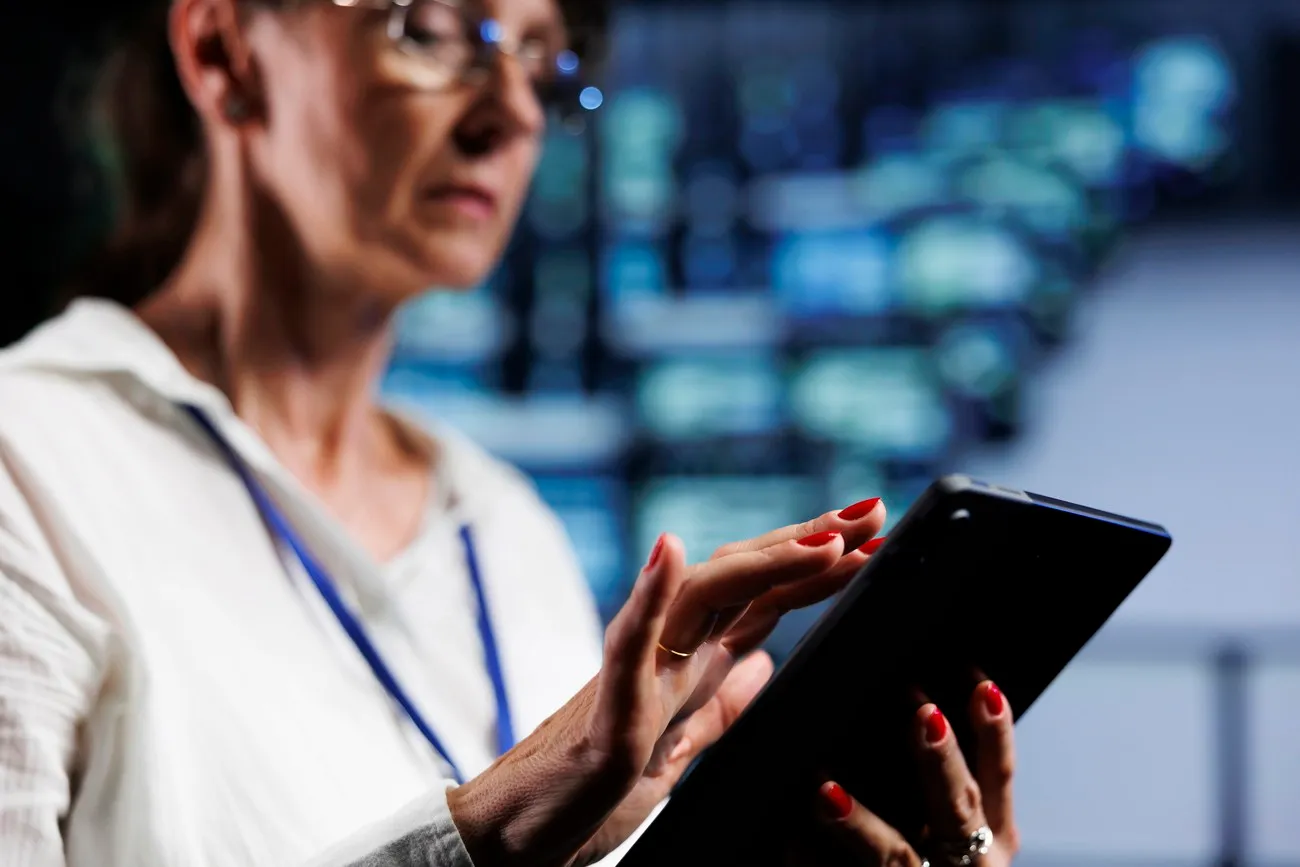 Smartphone exibindo aplicativo de serviços digitais