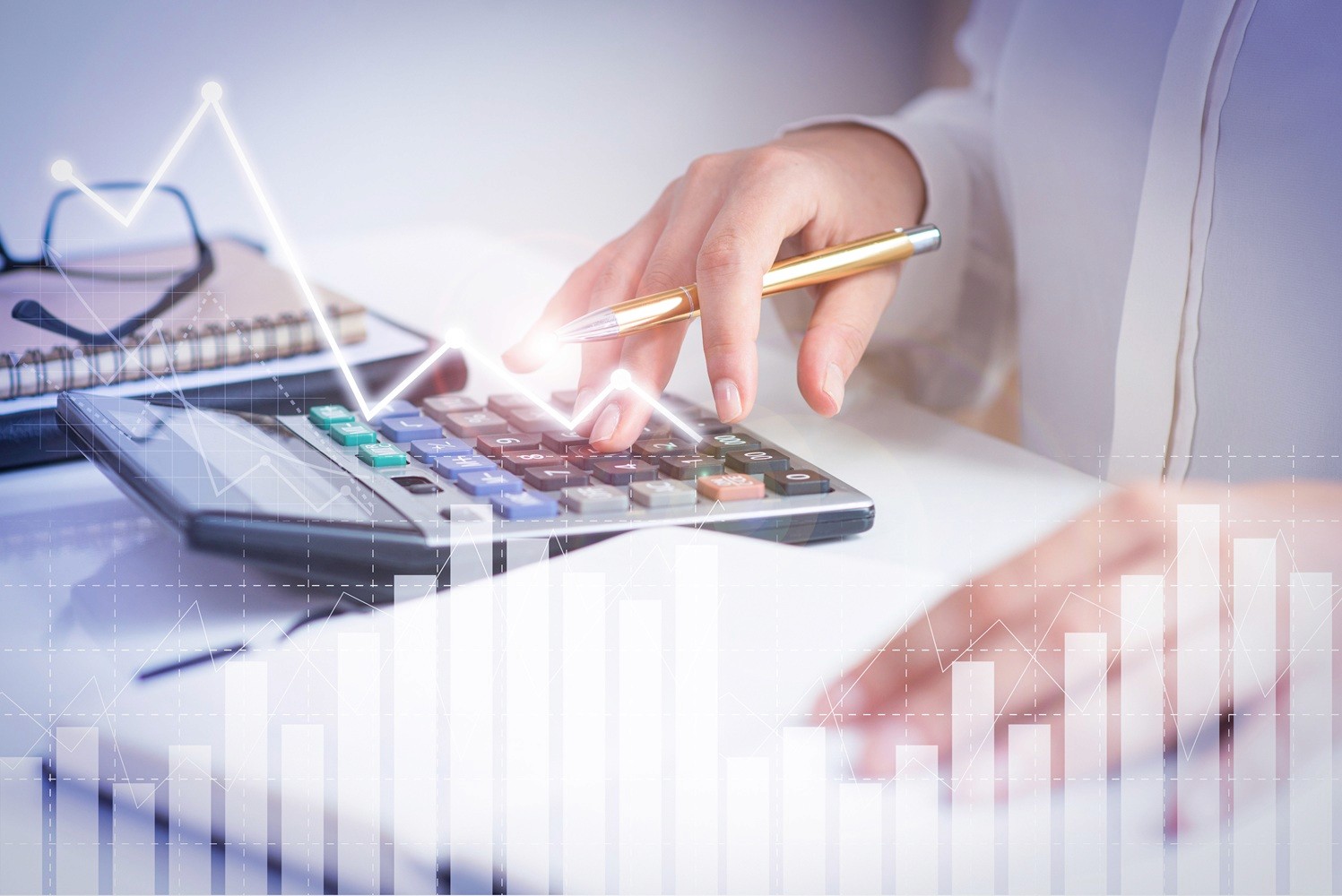 Pessoa usando calculadora com gráficos financeiros sobrepostos