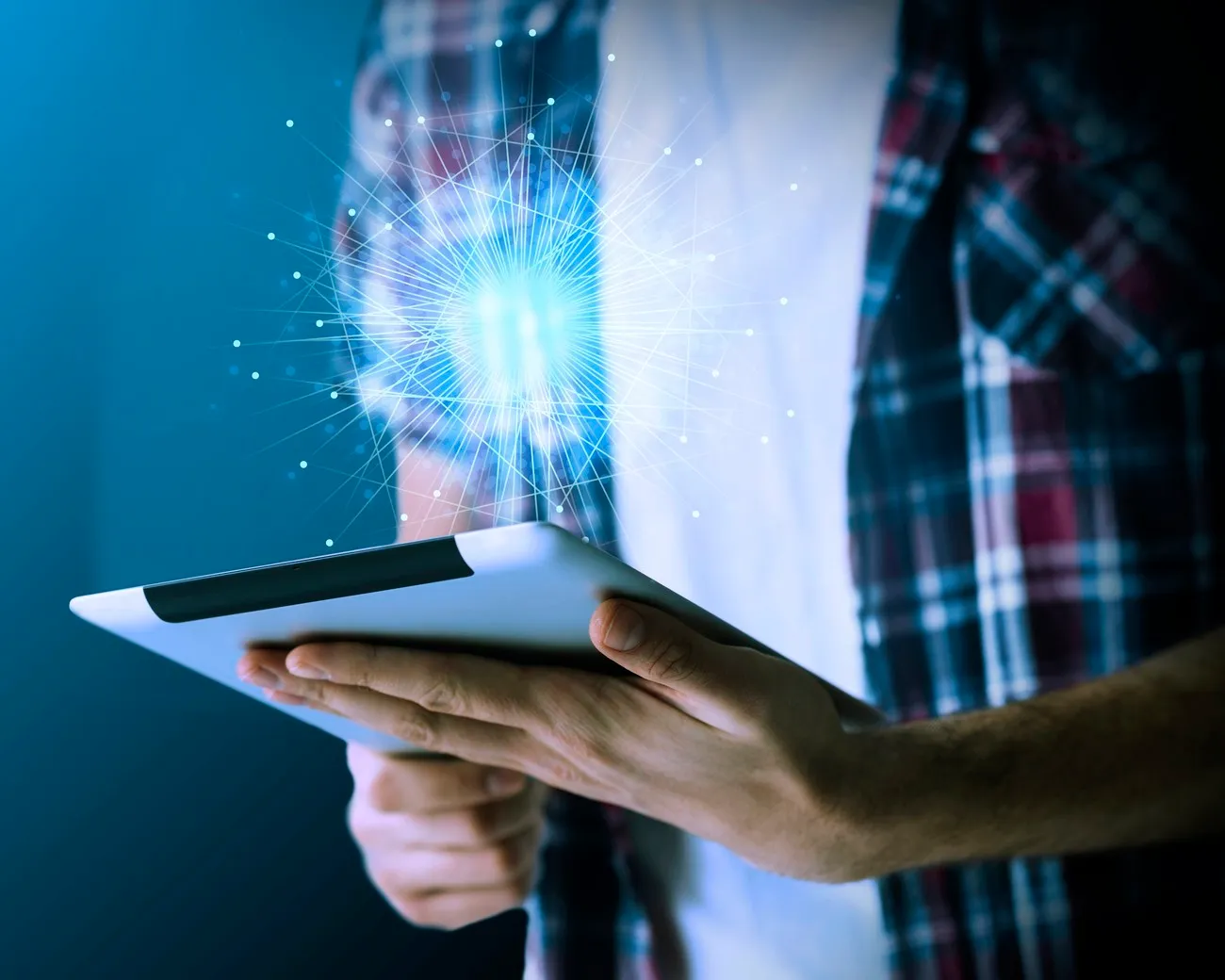 Mãos digitando em notebook com interface de sistema moderno