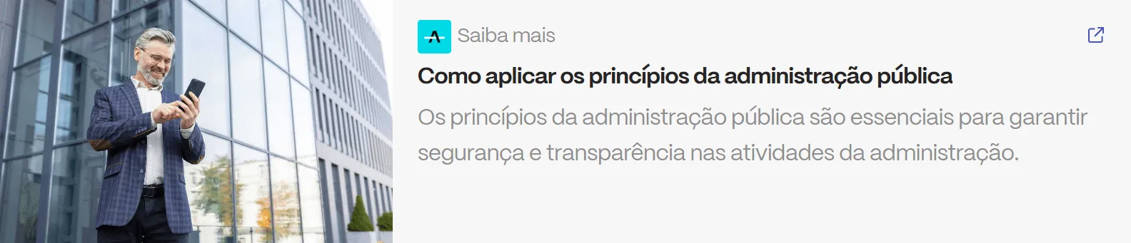Gestor público consultando informações no celular em frente a prédio governamental, simbolizando transparência e aplicação dos princípios da administração pública.