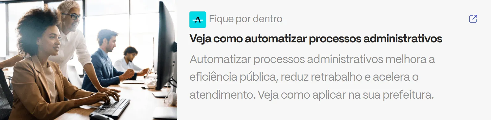 Servidores públicos trabalhando em escritório moderno com computadores, representando a automação de processos administrativos nas prefeituras.