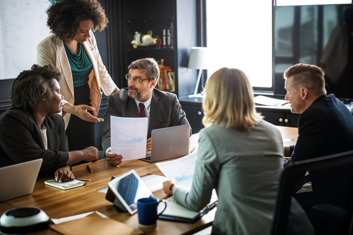 Servidora pública discursando em assembleia