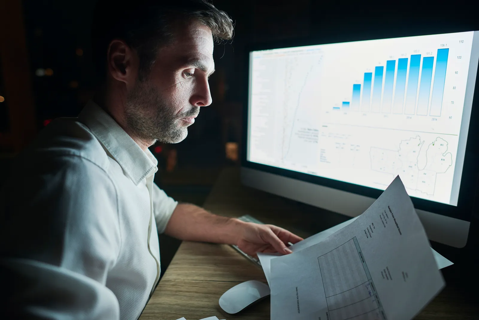 Servidor público analisando dados referentes ao PNCP