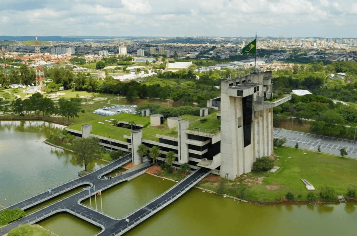 Equipe da prefeitura recebendo um prêmio em cerimônia