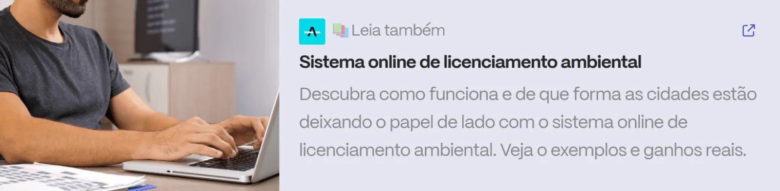 Profissional digitando em laptop com documentos sobre a mesa, ilustrando o sistema online de licenciamento ambiental e a digitalização dos processos públicos.