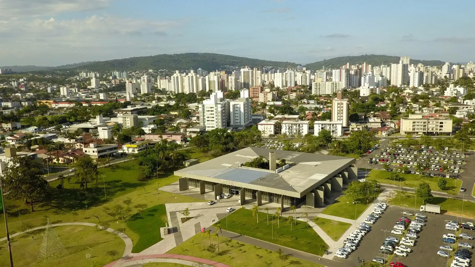 Praça pública movimentada em uma cidade brasileira