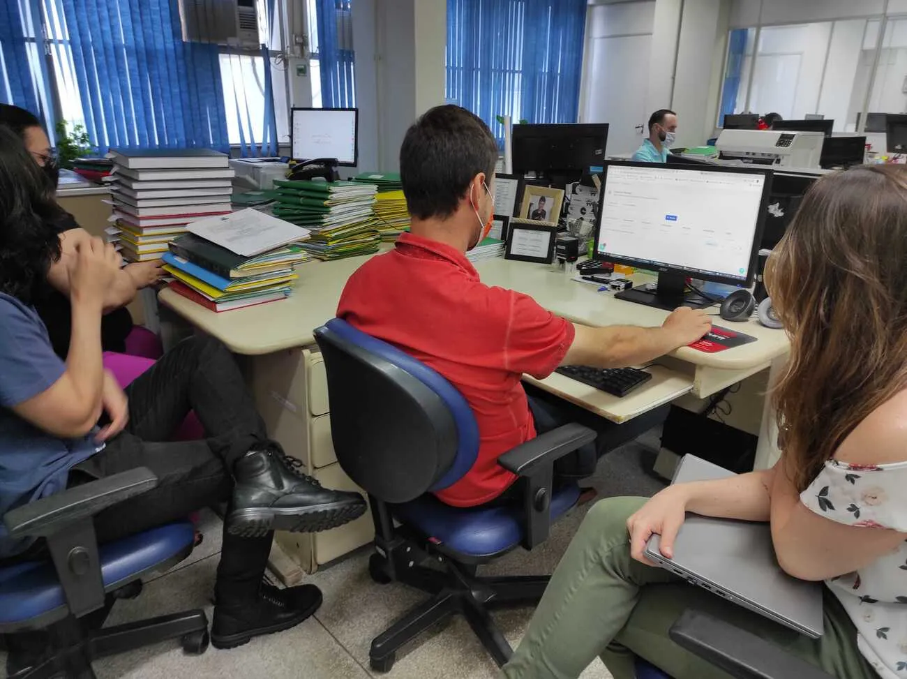 Reunião de equipe discutindo planejamento em uma prefeitura