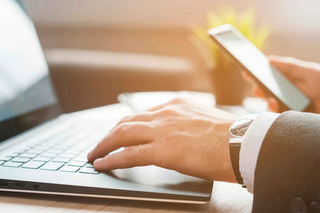 Pessoa utilizando tablet com ícones de tecnologia e conexão