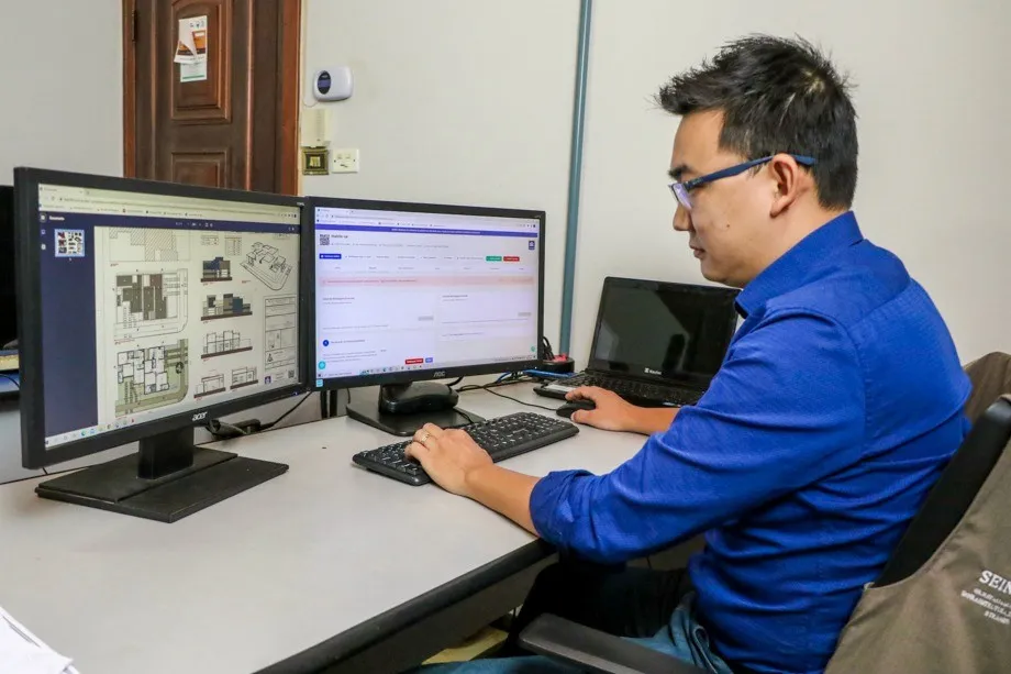 Ambiente de escritório moderno com telas exibindo tecnologia