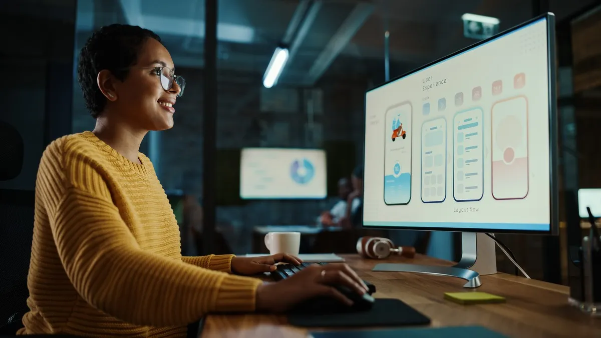 Tela de computador exibindo painel digital com dados e gráficos