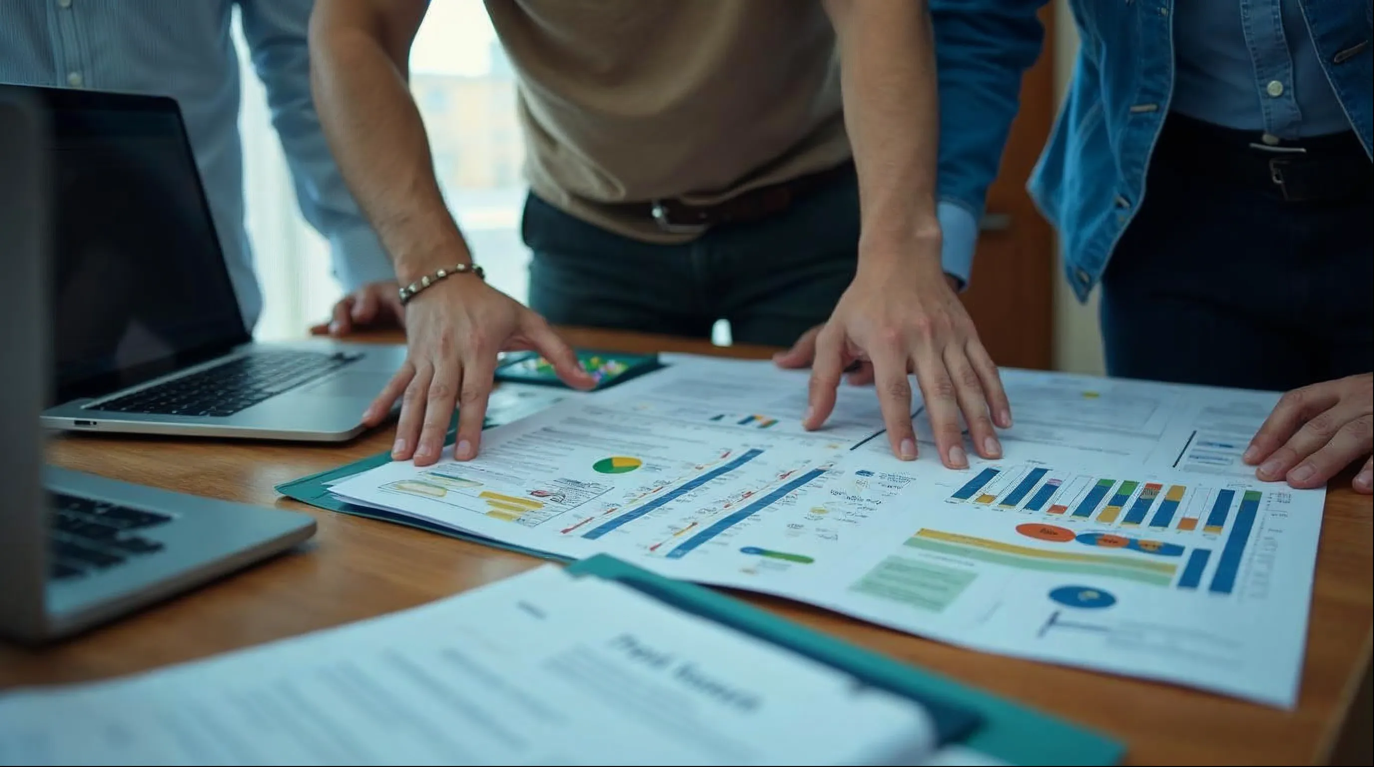 Equipe de compras de uma prefeitura revisando um termo de referência