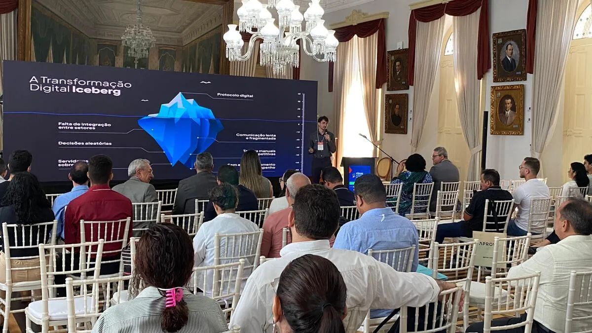 Servidor público organizando documentos em uma mesa de escritório