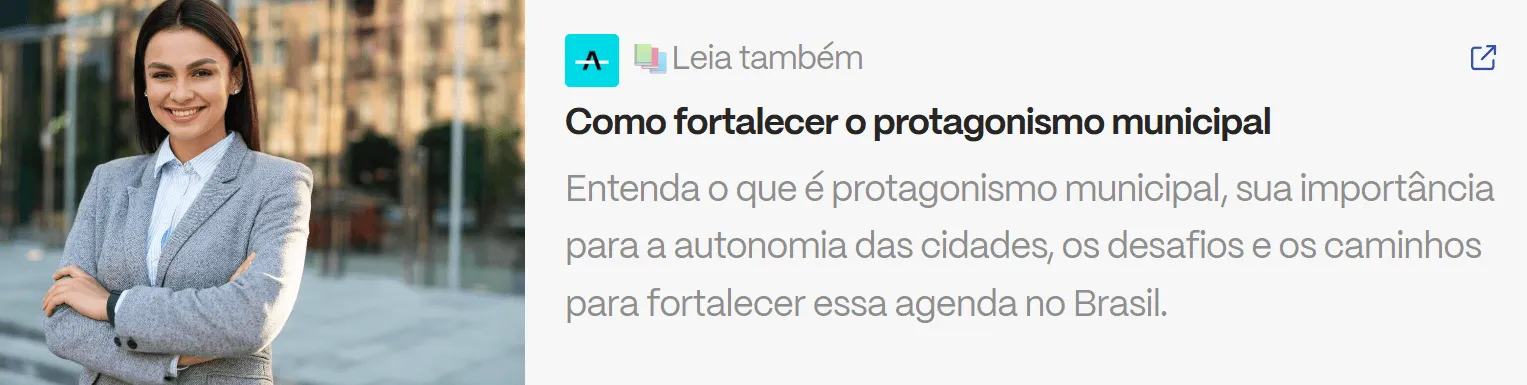 Mulher sorridente de terno cinza em ambiente urbano, ilustrando o tema sobre protagonismo municipal e liderança nas cidades.