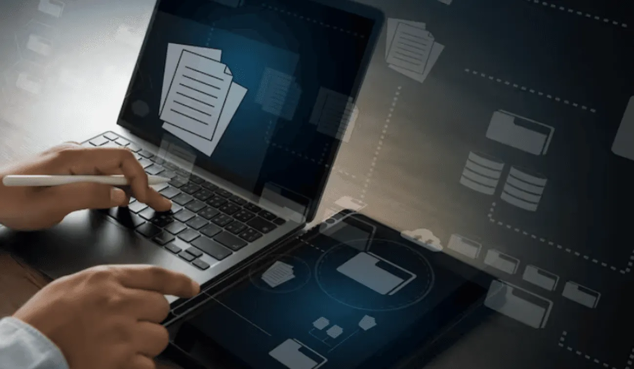Ambiente de escritório moderno com telas exibindo tecnologia