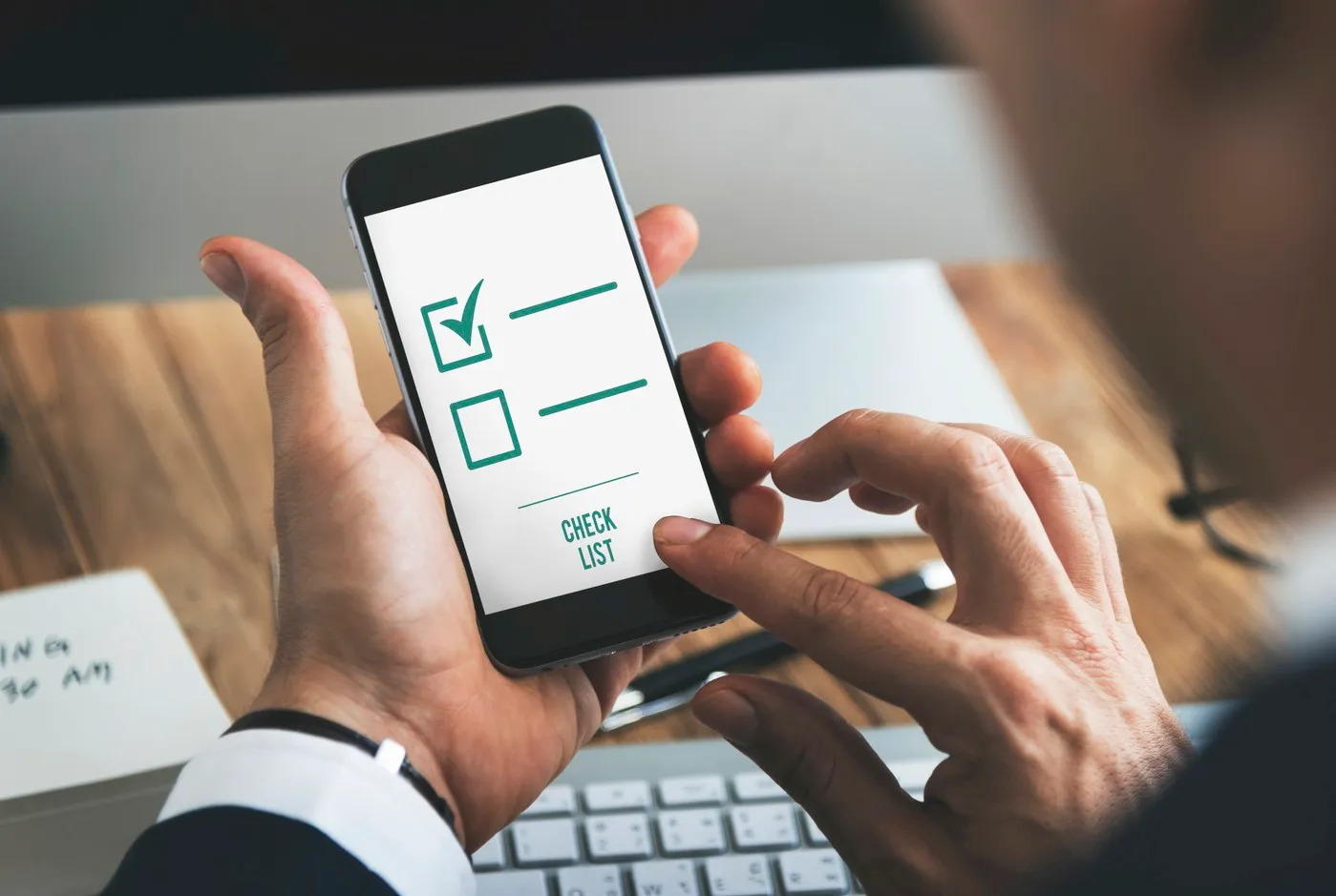 Servidor público acessando checklist digital em smartphone, representando validação de documentos online em prefeituras.